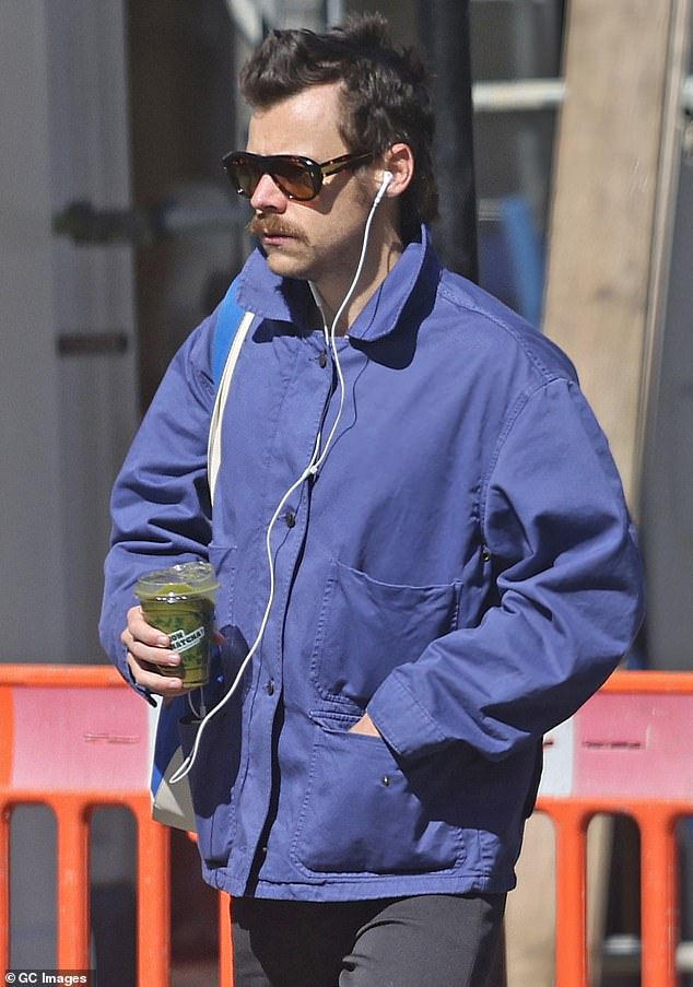 Harry Styles sammelt Anfang dieses Jahres einen Iced Matcha -Tee in Londons Mayfair