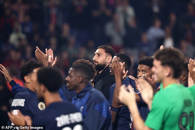 Der Torhüter schloss sich nach ihrem Eröffnungsspiel der Saison seinen PSG-Teamkollegen auf dem Spielfeld an