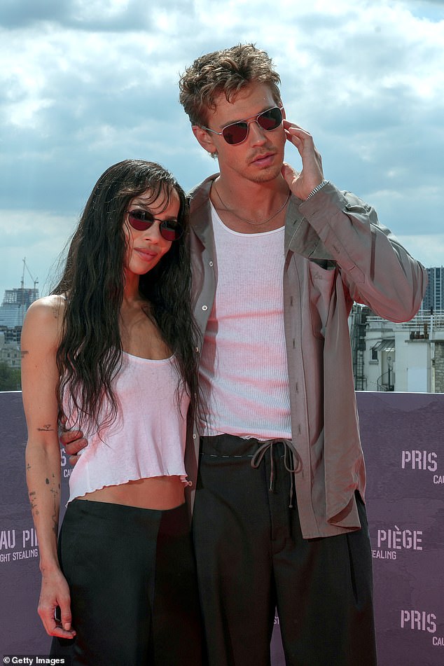 Es kommt, nachdem Zoe diese Woche ein extrem flirtendes Display mit gefangenem Stahl-Co-Star Austin Butler, 34, genossen hat. Das Duo sah am 21. August in Paris
