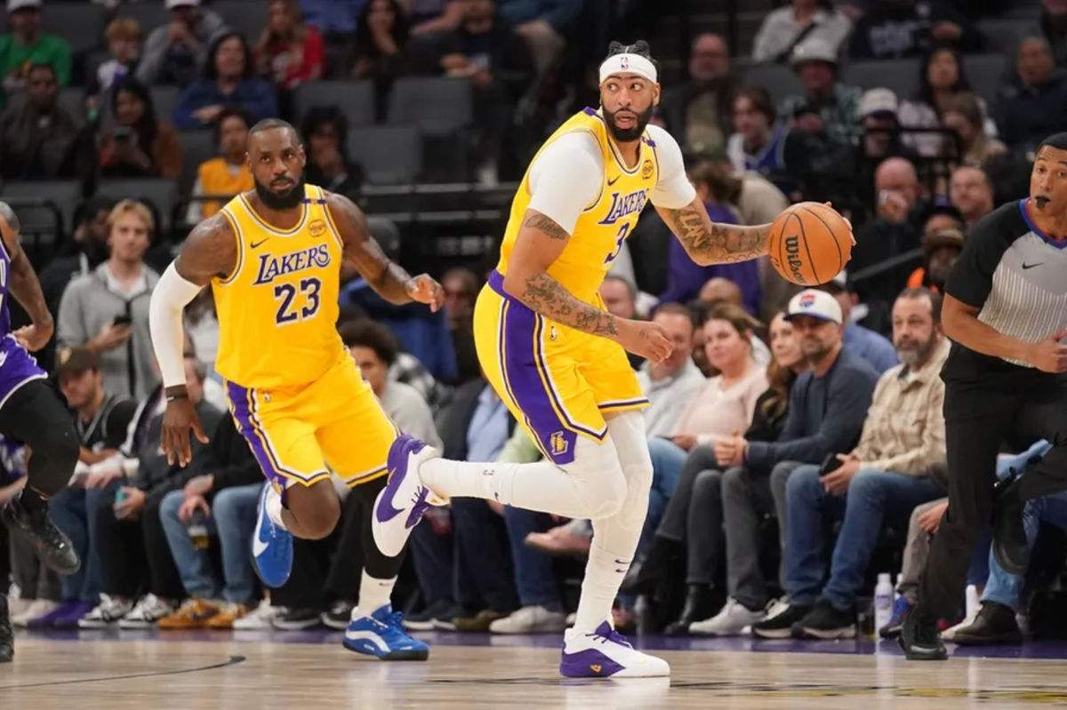 19. Dezember 2024; Sacramento, Kalifornien, USA; Los Angeles Lakers Stürmer Anthony Davis (3) Dribbiert im ersten Quartal im Golden 1 Center den Ball neben dem Stürmer LeBron James (23) gegen die Sacramento Kings. Obligatorischer Kredit: Cary Edmondson-Imagn Bilder