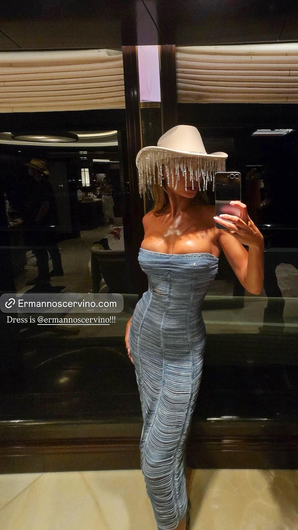 Brooks Nader erhitzt Italien mit oben ohne Moment und Strass-Cowgirl-Look- von nackt bis geschmeidig 001