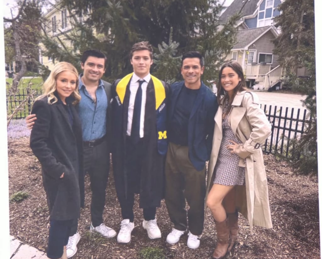 Kelly Ripa, Mark Consuelos, Michael Consuelos und Lola Consuelos versammeln sich für die Abschlussfeier von Joaquin Consuelos an der Universität von Michigan, die sich mit Kelly und Mark über Live geteilt hat