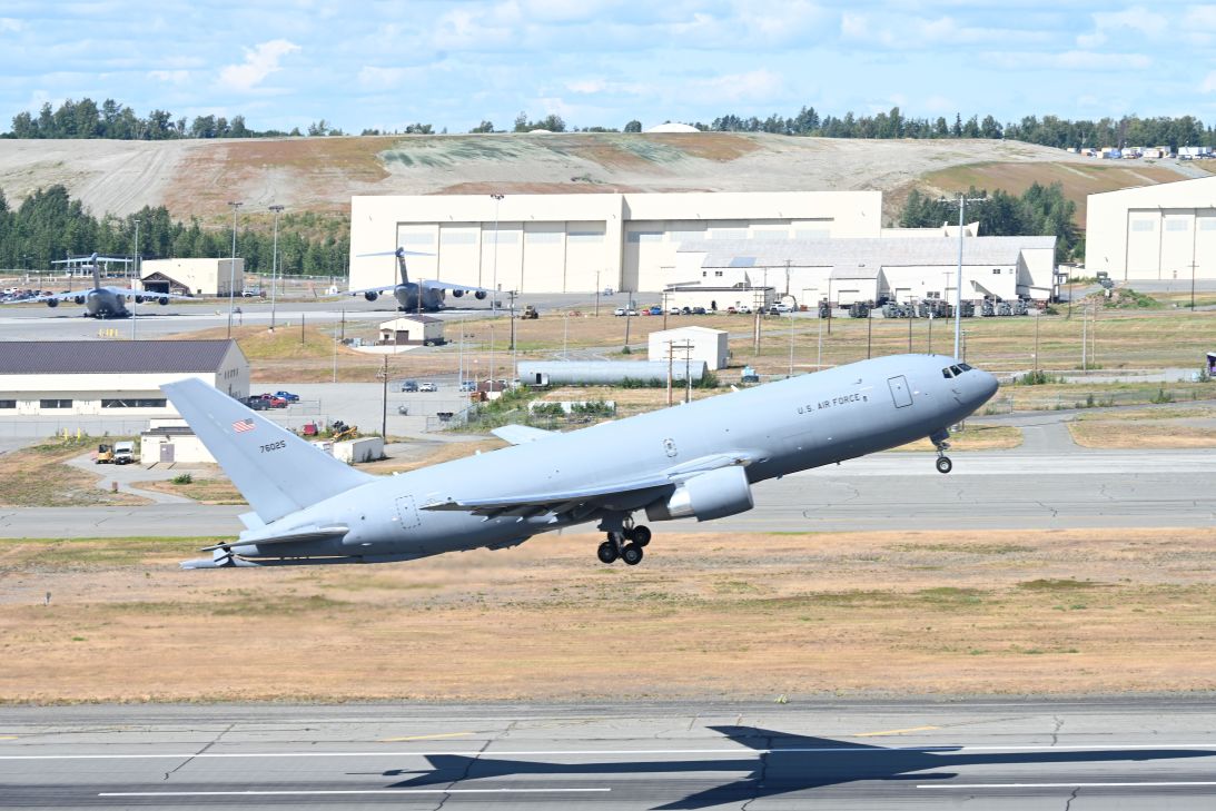 Ein Flugzeug der US Air Force nimmt am 22. Juli von der gemeinsamen Basis Elmendorf-Richardson in Anchorage, Alaska, den Veranstaltungsort für einen Gipfel zwischen den Präsidenten Donald Trump und Vladimir Putin ab.
