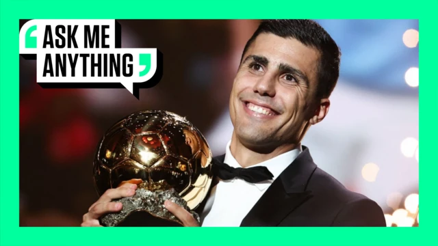 Rodri hält den Ballon d'er oder mit einer Frage, dass mich etwas um ihn herum angrenzt