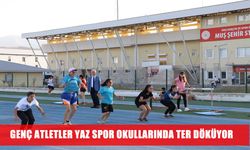 Junge Athleten in Muş Sweat in Sommersportschulen