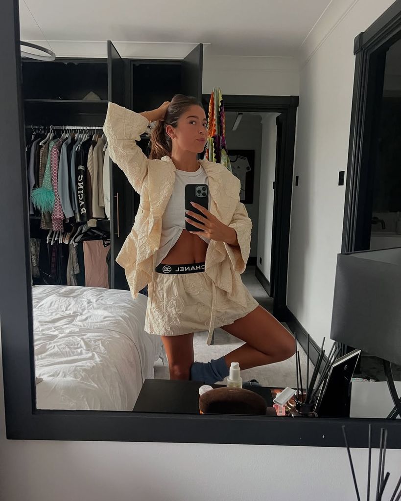 Lola Consuelos zeigt ihr Outfit in einem Selfie aus ihrer Londoner Wohnung, das auf Instagram geteilt wurde