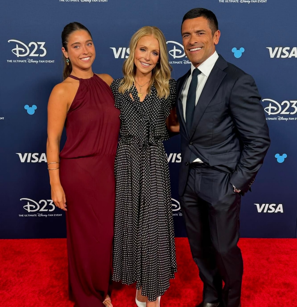 Foto, das von Live mit Kelly & Mark auf Instagram von Kelly Ripa geteilt wird, posiert mit ihrem Ehemann Mark Consuelos und der Tochter Lola Consuelos bei der D23 Disney Legends -Veranstaltung