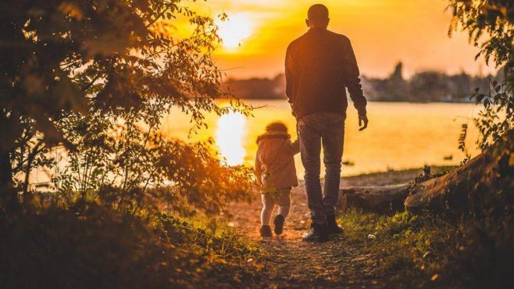 Was bedeutet es, Ihren eigenen Vater in einem Traum zu sehen? Wie kann man mit dem Vater sprechen, der in einem Traum gestorben ist?