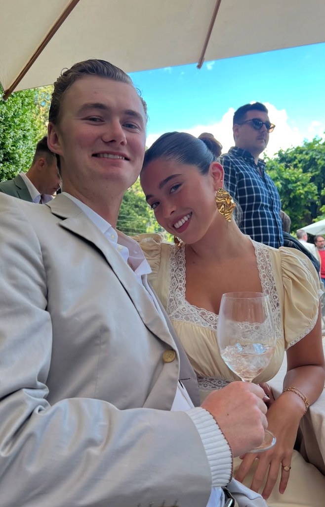Foto, das von Kelly Ripas Tochter Lola Consuelos mit ihrem Freund Cassius Kidston als ihr ein weiteres Jahr zusammen gefeiert wird