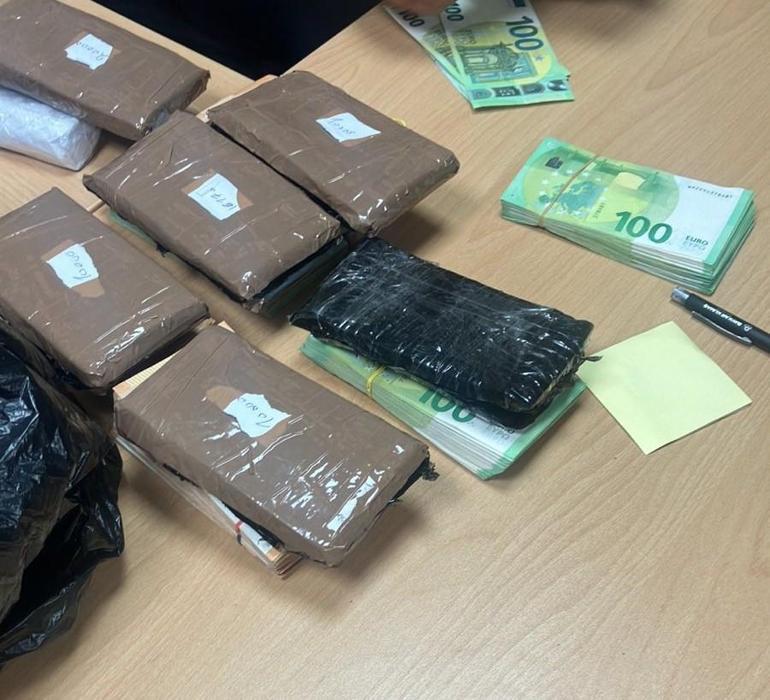 166.000 Euro im Wert von illegalem Gold und Devisen, die am Grenzübergang gefangen wurden