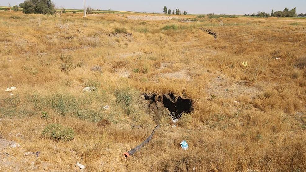 Balıkesir Erdbeben hinterließ in Eskişehir: Riese Obruk trat auf dem landwirtschaftlichen Land auf