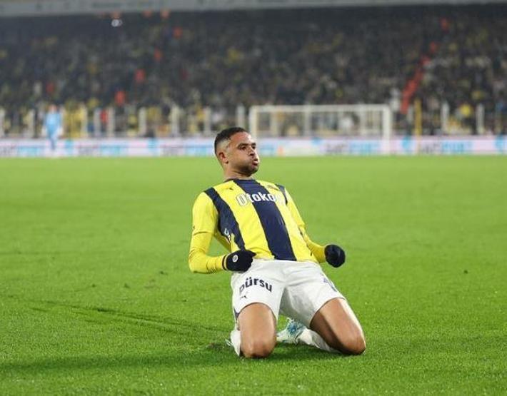 Fenerbahce - Feyenoord -Match für den Countdown en -Nesyrinin -Blick auf den Vater der Überraschung links: Hik sagte, er sei aus der Nase gefallen