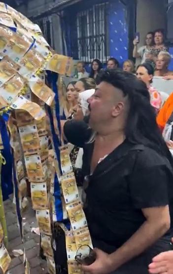 Dies wurde nicht gesehen, dass Cobra Murats Tochter mit der Länge von Gold und Geld befestigt war.