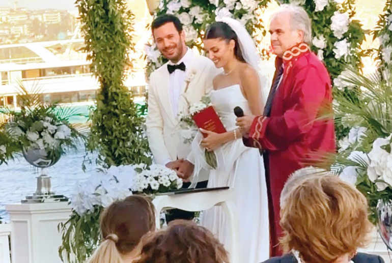 Die ersten Frames erschienen ... sie haben geheiratet
