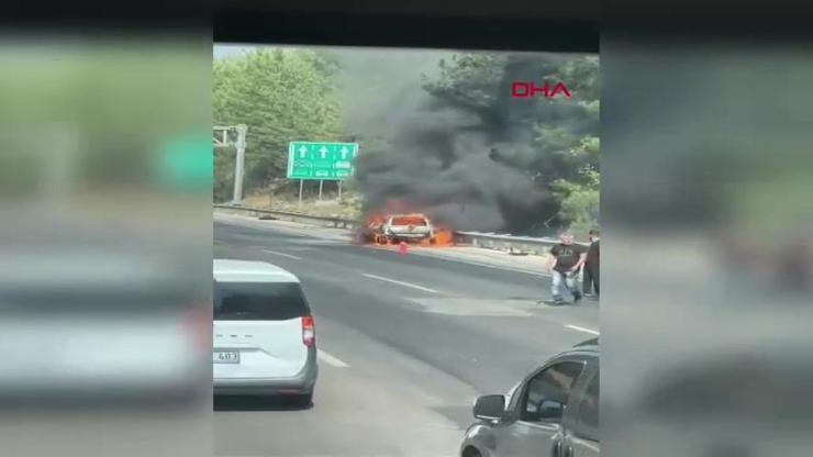 Das Feuer im Auto, das Flammen auf der Autobahn auf den Wald breitete