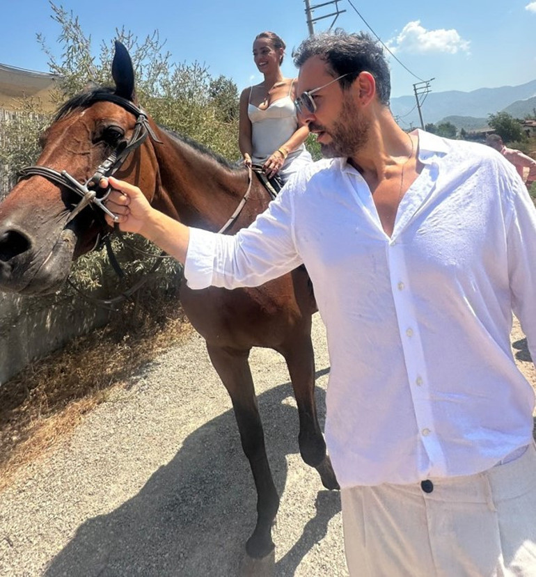 Sie werden am Hochzeitstisch in Kayaköy sitzen ... Der berühmte Spieler heiratet seinen Liebhaber des Basketballspielers