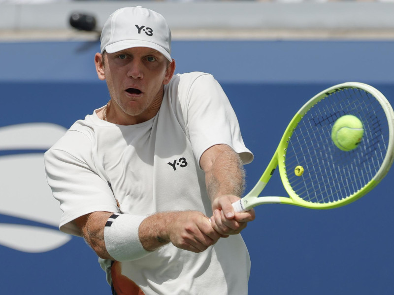 Alejandro Davidovich Fokina von Spanien in Aktion gegen Alexander Shevchenko aus Kasakstan in der ersten Runde der US Open