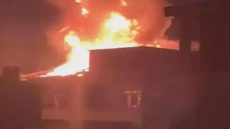Röhrenkatastrophe in Beyoğlu! Explodierte wie eine Bombe, in die Nachbarschaftsstraße gegossen Röhrenkatastrophe in Beyoğlu! Explodierte wie eine Bombe, in die Nachbarschaftsstraße gegossen