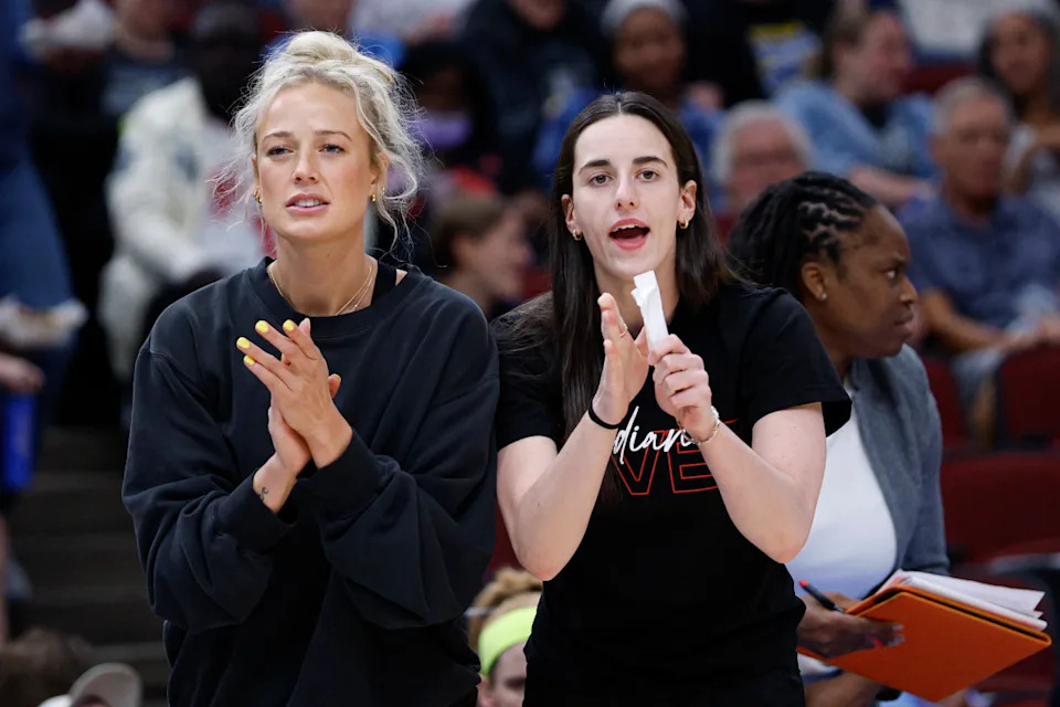 7. Juni 2025; Chicago, Illinois, USA; Die verletzte Indiana -Fever Guard Sophie Cunningham (8) und der Wachmann Caitlin Clark (22) reagieren in der ersten Hälfte eines WNBA -Spiels gegen den Chicago Sky im United Center von der Bank. Kamil Krzaczynski-iMagn Bilder © Kamil Krzaczynski-Imagn Bilder
