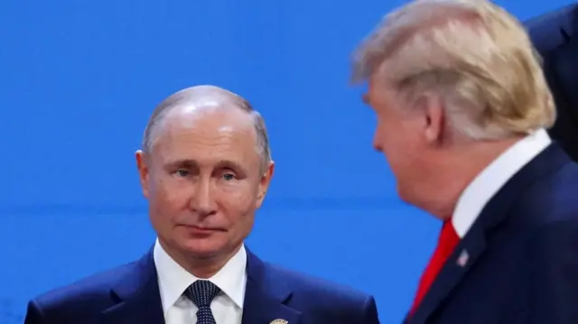 Putin schaut nach vorne, während Trump dahinter aussieht.