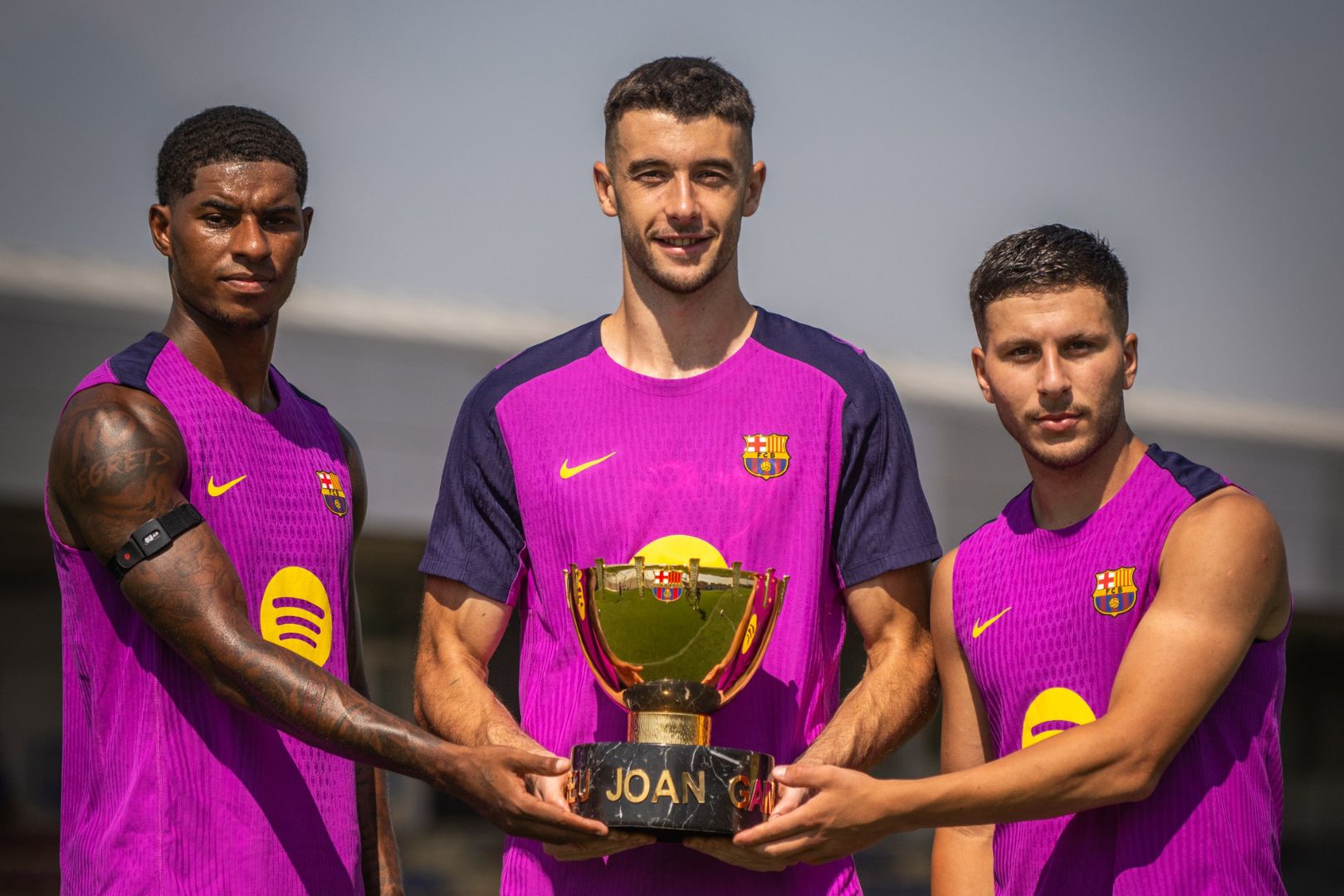 Barcelona Summer Signings Joan Garcia, Marcus Rashford und Roony Bardghji posieren mit der 2025 Joan Gamper Trophy.