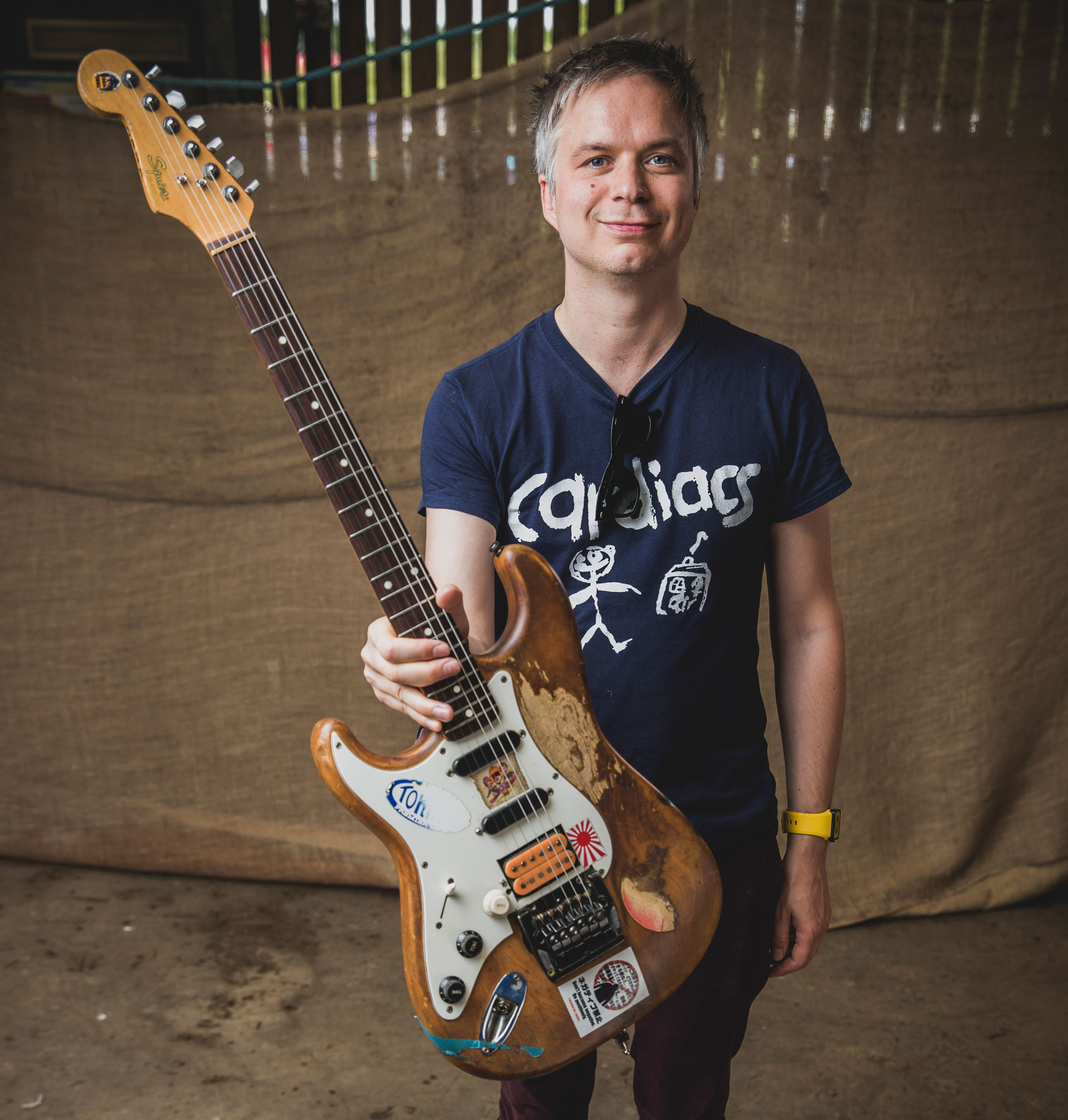 Mike Vennart posiert mit seinem Squier Strat