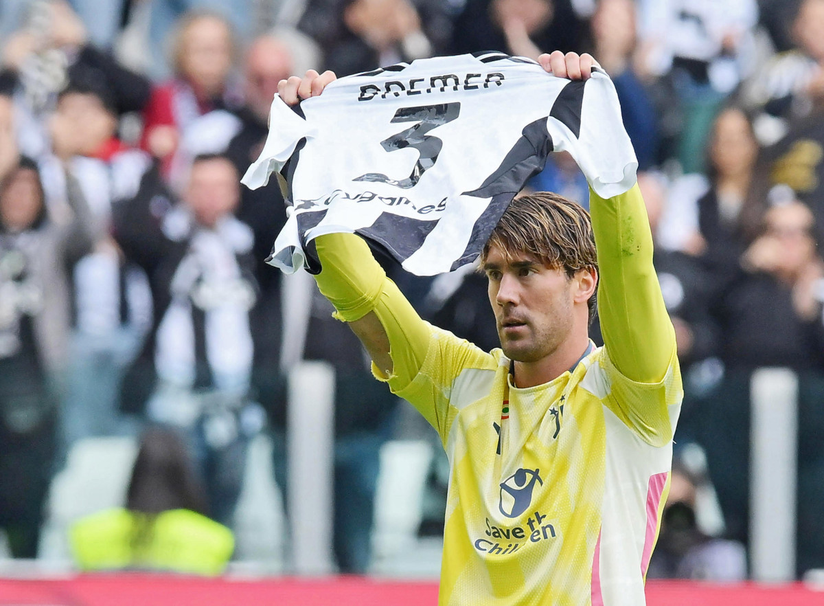 EPA11645107 Juventus 'Dusan Vlahovic posiert mit einem Trikot von Teamkollege Bremer, nachdem er das 1: 0-Eröffnungsziel während des italienischen Serie-A-Fußballspiels zwischen Juventus FC und Cagliari Calcio in Turin, Italien, Italien, EPA-EFE/Alessandro DiMco Marco erzielt hat.
