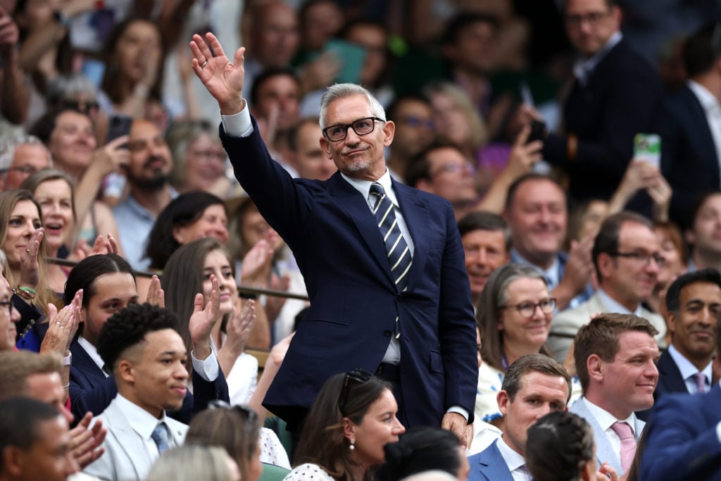 Der Sportler und der ehemalige Profi -Fußballer Gary Lineker reagieren vor dem Spiel der Männer in der dritten Runde zwischen Carlos Alcaraz aus Spanien und Nicolas Jarry aus Chile am sechsten Tag der Meisterschaften Wimbledon 2023