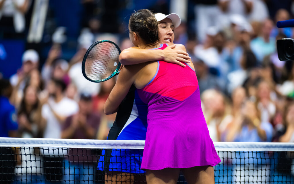 Jessica Pegula und Aryna Sabalenka umarmen sich im Netz