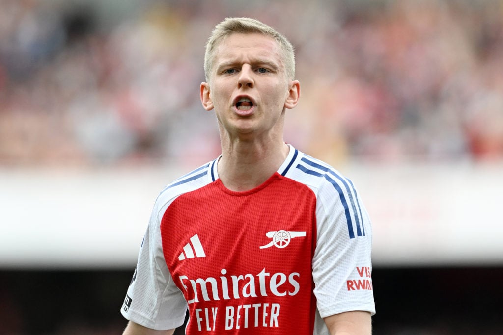 Oleksandr Zinchenko schaut während eines Arsenal -Spiels zu