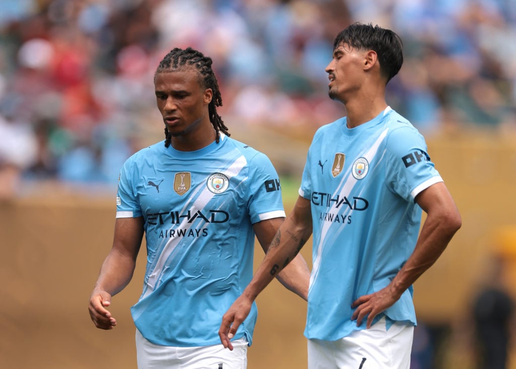Nathan Ake von Manchester City reagiert mit dem Teamkolleg Tijjani Reijnders während des FIFA Club World Cup 2025 Group G -Spiels zwischen Manchester City FC und Wydad AC am 18. Juni 2025 auf dem Lincoln Financial Field