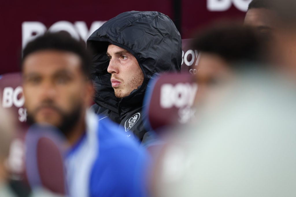 Cole Palmer sieht aus dem Unterstand West Ham gegen Chelsea in der Premier League zu.