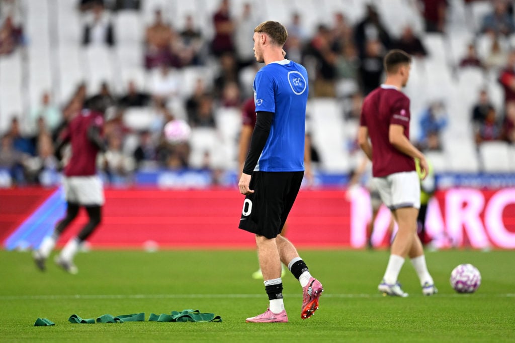 Chelsea -Star Cole Palmer verlässt das Spielfeld beim Aufwärmen vor dem Premier League -Spiel gegen West Ham.