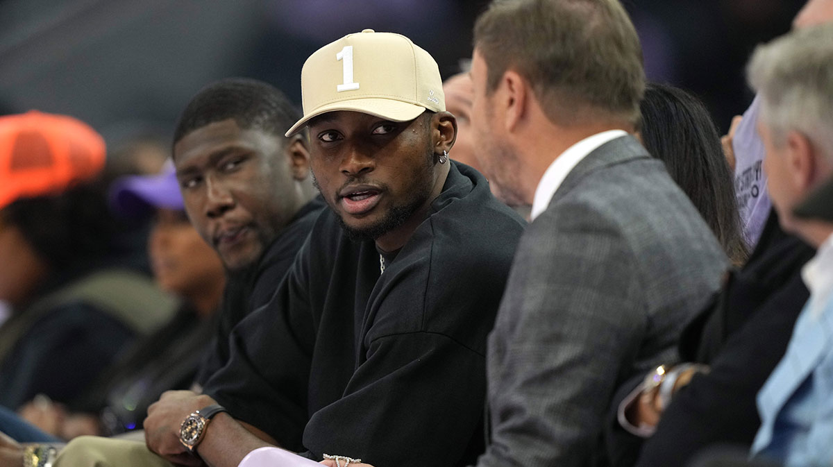 Der Stürmer von Golden State Warriors, Jonathan Kuminga (Mitte links), spricht im zweiten Viertel des Spiels zwischen den Golden State Valkyries und den Los Angeles Sparks im Chase Center mit Eigentümer Joe Lacob (Mitte rechts).