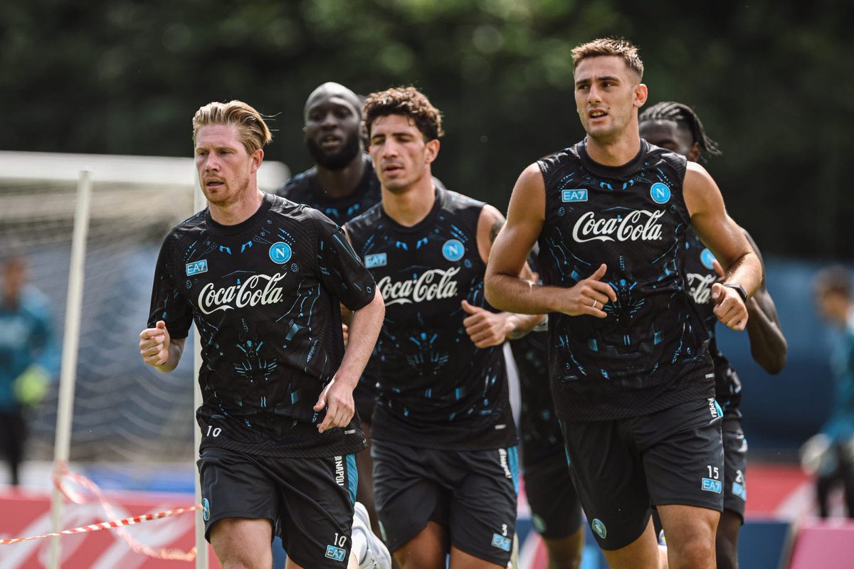 Kevin de Bruyne, Romelu Lukaku und Lorenzo Lucca im Training vor der Saison mit Napoli.