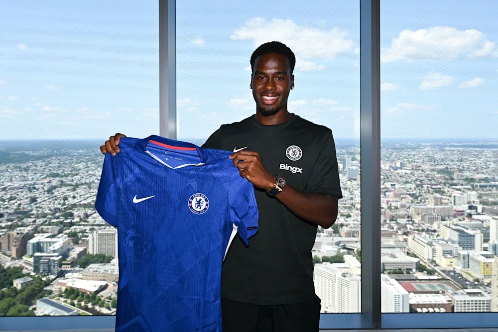 Jamie Gittens hält sein Chelsea -Hemd hoch. (Foto von Darren Walsh/Chelsea FC)