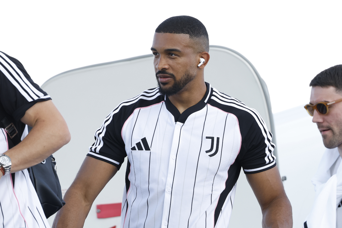 Lewisburg, West Virginia - 14. Juni: Gleison Bremer #3 von Juventus kommt vor dem offiziellen FIFA Club World Cup 2025 am 14. Juni 2025 in Lewisburg, West Virginia, am Flughafen an. (Foto von Michael Owens/Getty Images)