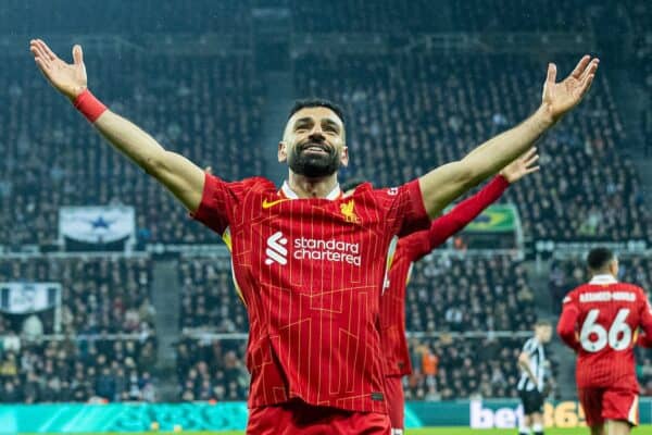 Newcastle-upon-Tyne, England-Mittwoch, 4. Dezember 2024: Mohamed Salah von Liverpool feiert nach dem dritten Tor seiner Mannschaft, um das Ergebnis 2: 3 während des FA Premier League-Spiels zwischen Newcastle United FC und Liverpool FC im St. James 'Park zu erzielen. (Foto von David Rawcliffe/Propaganda)