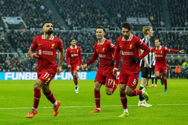 Newcastle-upon-Tyne, England-Mittwoch, 4. Dezember 2024: Mohamed Salah von Liverpool feiert nach dem dritten Tor seiner Mannschaft, um das Ergebnis 2: 3 während des FA Premier League-Spiels zwischen Newcastle United FC und Liverpool FC im St. James 'Park zu erzielen. (Foto von David Rawcliffe/Propaganda)