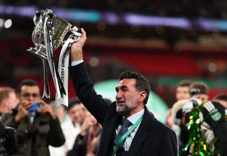 London, England - 16. März: Der Vorsitzende von Newcastle United Yasir Al -Rumayyan feiert mit der Trophäe, nachdem er am 16. März 2025 in London, England, im Wembley Stadium das Carabao Cup -Finale zwischen Liverpool und Newcastle United gewonnen hat. (Foto von Marc Atkins/Getty Images)