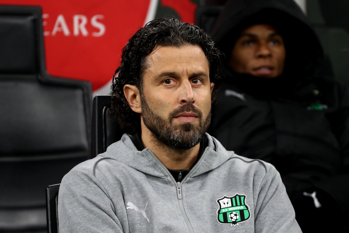Mailand, Italien - 03. Dezember: Fabio Grosso Cheftrainer von Sassuolo schaut vor dem Coppa Italia -Match zwischen AC Mailand und Sassuolo im Stadio Giuseppe Meazza am 03. Dezember 2024 in Mailand, Italien, zu. (Foto von Marco Luzzani/Getty Images)