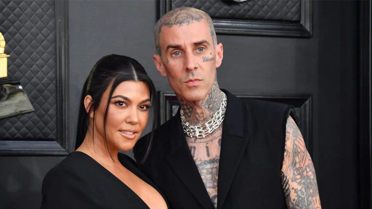 Travis Barker und Kourtney Kardashian erscheinen auf dem roten Teppich