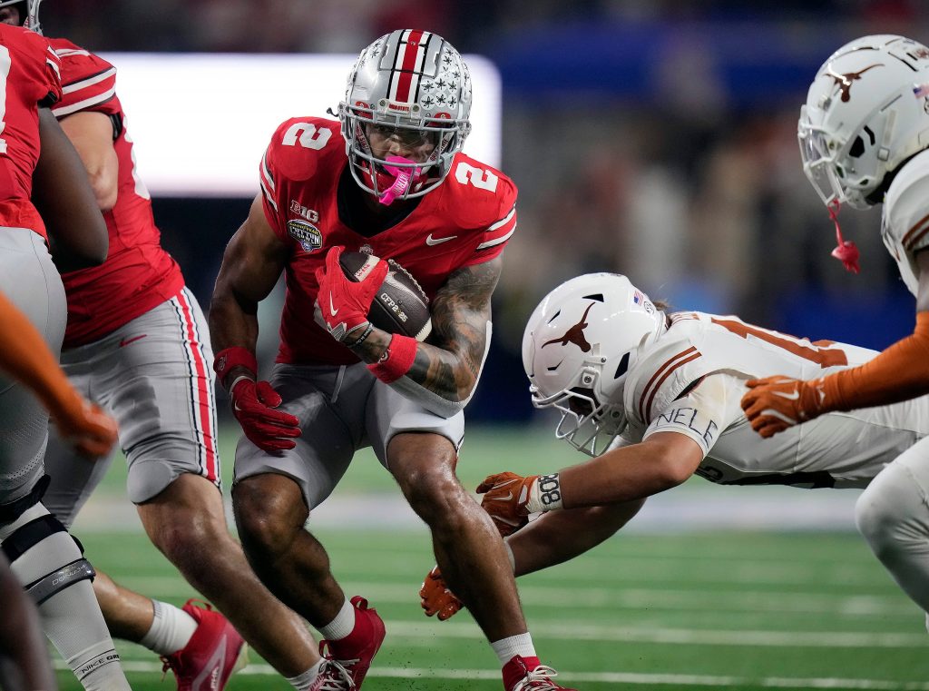 Der Buckeyes -Empfänger von Ohio State Buckeyes Emeka Egbuka (2) leitet den Ball im vierten Viertel des Cotton Bowl Classic während des College Football Playoff -Halbfinalspiels im AT & T Stadium in Arlington, Texas, gegen Texas Longhorns am 10. Januar 2025.