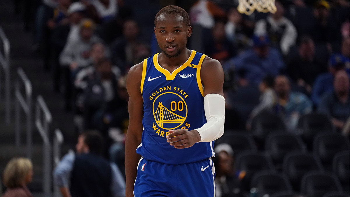 Der Stürmer von Golden State Warriors, Jonathan Kuminga (00), geht während einer Pause in der Aktion gegen die New Orleans Pelicans im vierten Quartal im Chase Center auf.