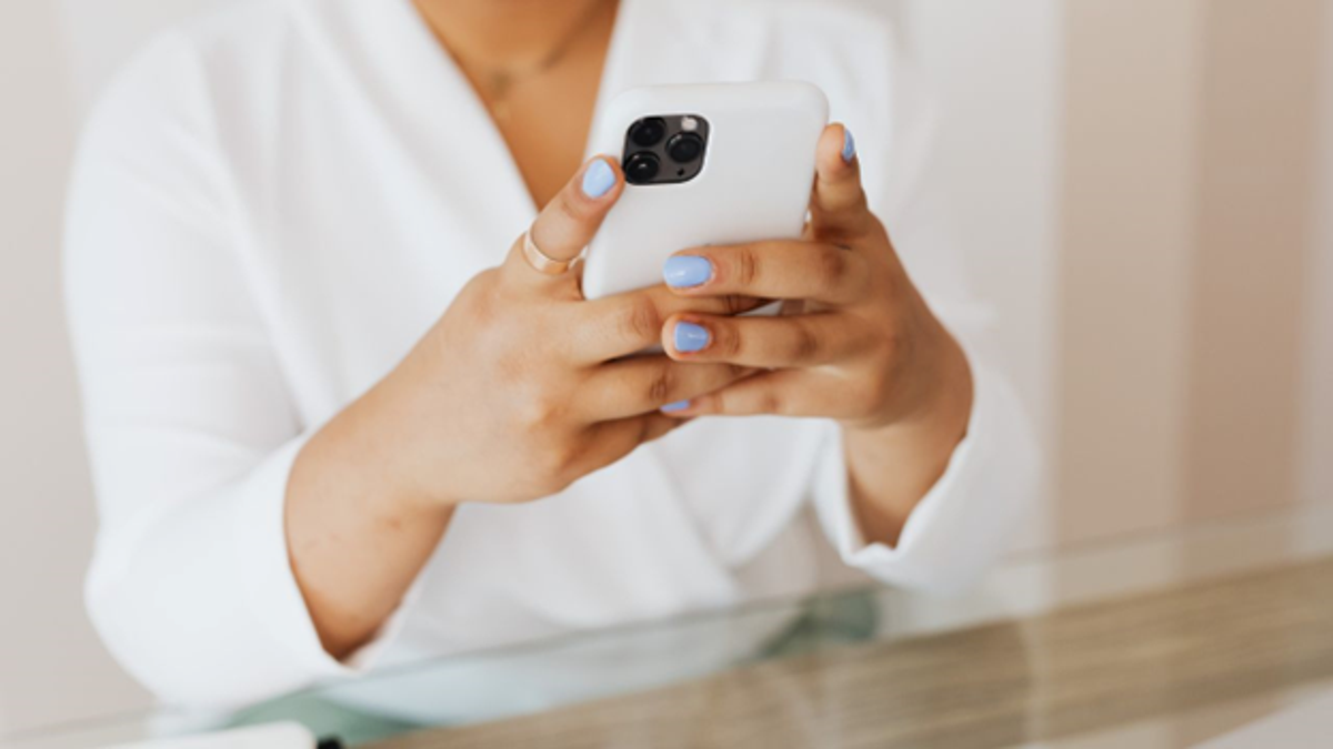 Weibliche Apple iPhone -Benutzer -Benutzertypen auf dem Bildschirm