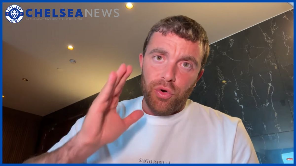 Fabrizio Romano spricht mit einem Chelsea News -Logo.