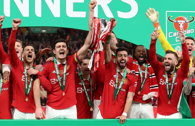 Bruno Fernandes und Harry Maguire von Manchester United heben die Carabao Cup Trophy auf