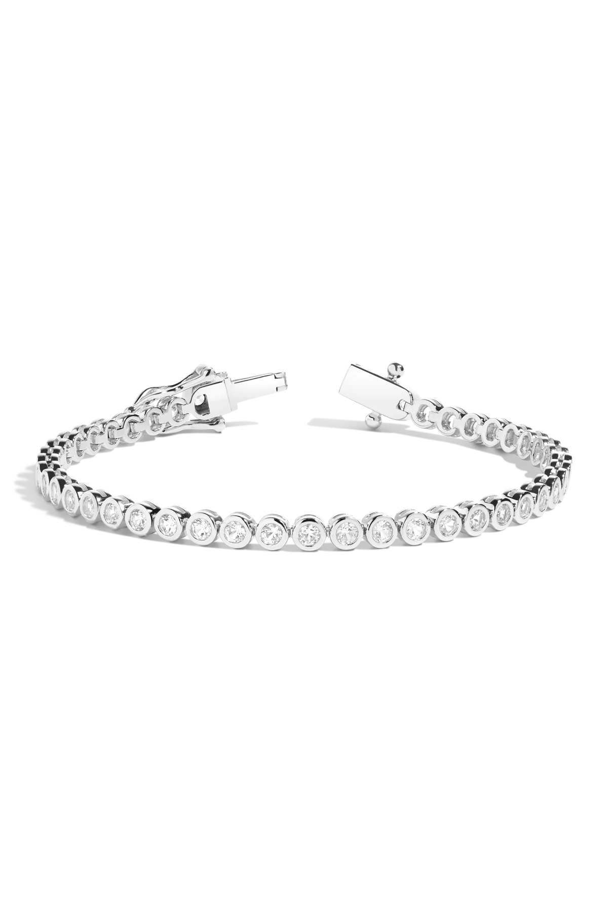 Labor angebautes weißes Saphir -Lünette Tennisarmband