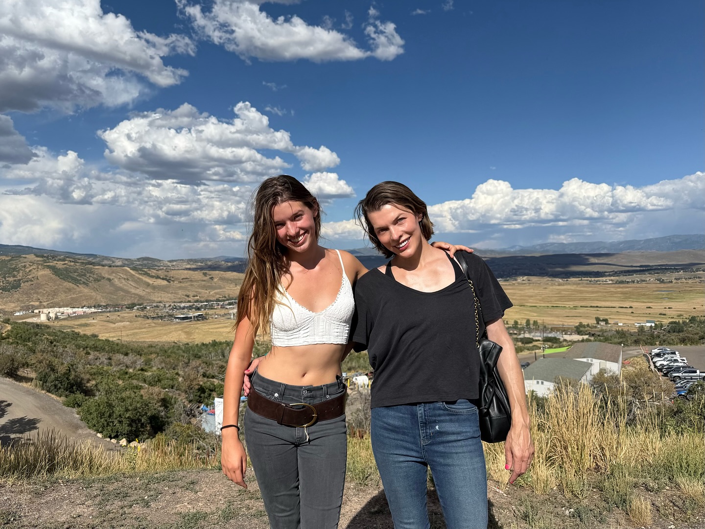 Milla Jovovich und Tochter Anderson machen auf dem Weg nach Utah einen Sommer -Roadtrip.