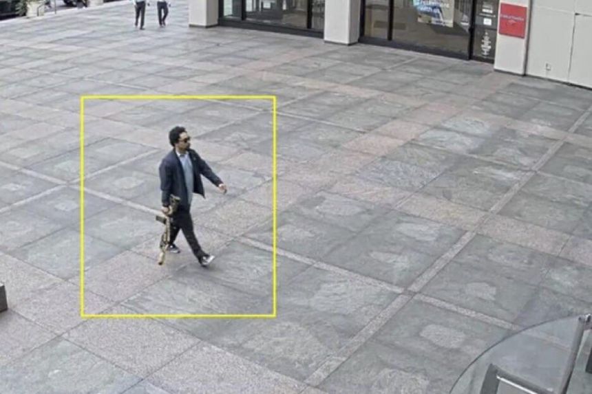 Dieses Bild aus dem Überwachungsvideo zeigt Shane Tamura vor einem Bürogebäude in Manhattan am 28. Juli in New York.